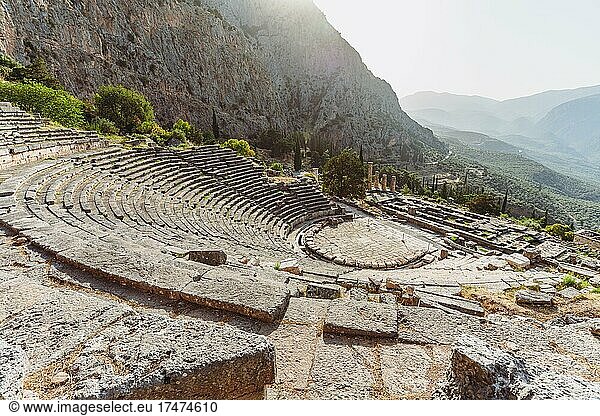 Das antike Theater von Delphi  antikes Delphi  Delphi  Griechenland  Europa