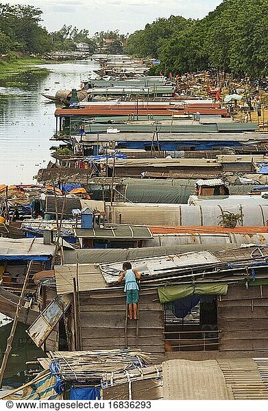Das arme Volk der Hu? lebt in Sampansiedlungen am Ufer eines Kanals  der zum Parfümfluss in Vietnam führt.