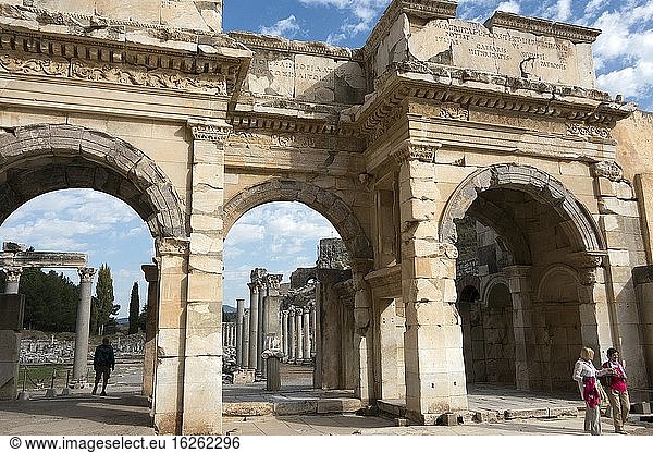 Das Augustustor führt zur Handelsagora in Ephesus  einem öffentlichen Platz  der für Versammlungen und Märkte genutzt wurde. Agoran in der römischen Ruinenstadt Ephesus. Türkei.