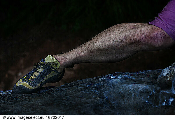 Das Bein eines Bergsteigers in Aktion.