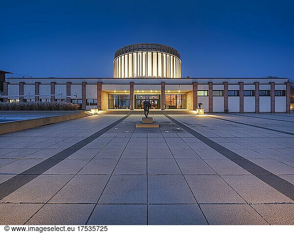 Das beleuchtete Panoramamuseum für das monumentale Panoramabild von Werner Tübke über den Bauernkrieg  Nachtaufnahme  Bad Frankenhausen  Thüringen  Deutschland  Europa