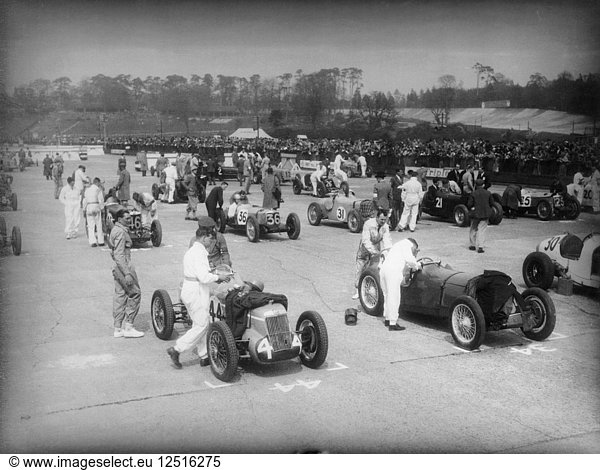 Das Brooklands-Trophy-Rennen 1937. Künstler: Unbekannt