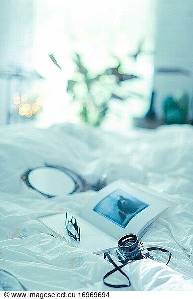 Das Buch auf der Bettbrille Kamera