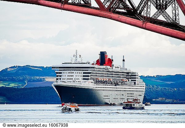 Das Cunard-Kreuzfahrtschiff Queen Mary 2 liegt vor South Queensferry im Fluss Forth in der Nähe von Edinburgh  Schottland  vor Anker.