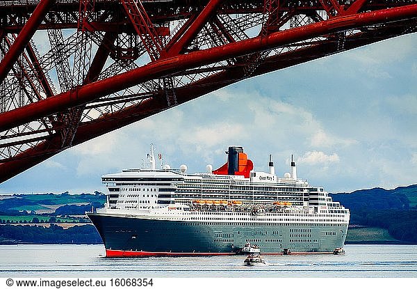 Das Cunard-Kreuzfahrtschiff Queen Mary 2 liegt vor South Queensferry im Fluss Forth in der Nähe von Edinburgh  Schottland  vor Anker.