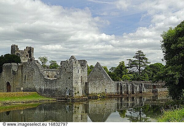 Das Desmond Castle liegt am Rande des Dorfes Adare  direkt an der N21  der Hauptstraße von Limerick nach Kerry.