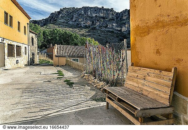Das Dorf Aragosa und die Klippe der Schlucht des Süßen Flusses. Guadalajara. Spanien. Europa.