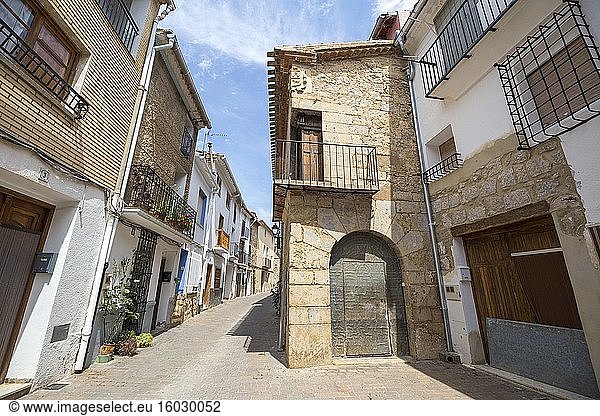 Das Dorf Aras de los Olmos im Landkreis Los Serranos in Valencia  Spanien: Die alte Stadt.