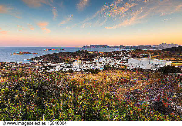Das Dorf Chora auf Kimolos und die Insel Milos in der Ferne.