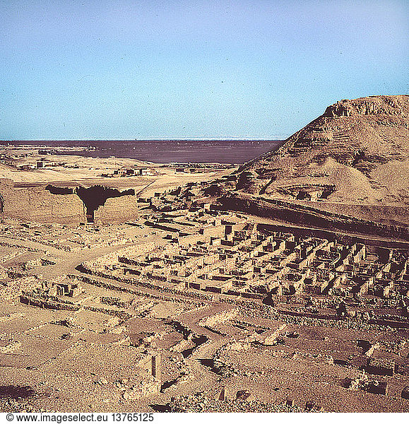 Das Dorf Deir el-Medina liegt am Westufer des Nils gegenüber von Luxor und wurde von den Arbeitern bewohnt  die zwischen der Herrschaft von Thutmosis I. und der späten Ramessidenzeit (ca. 1550-1069 v. Chr.) die Königsgräber errichteten. Ägypten. Alt-Ägyptisch. Neues Reich. Deir el Medina.
