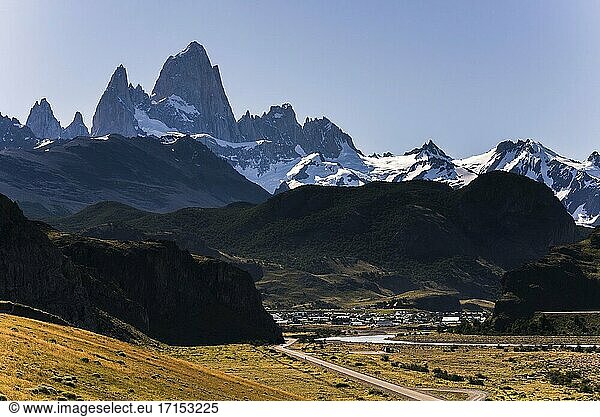 Das Dorf El Chalten und der Berg Fitz Roy (auch bekannt als Cerro Chalten)  Patagonien  Argentinien