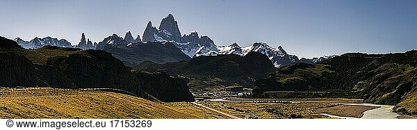 Das Dorf El Chalten und der Berg Fitz Roy (auch bekannt als Cerro Chalten)  Patagonien  Argentinien