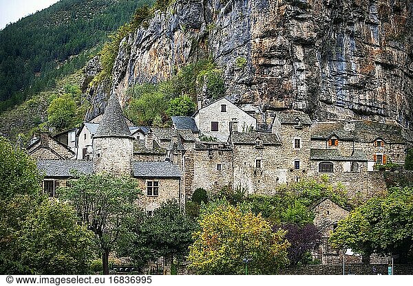 Das Dorf La Malene in den Gorges du Tarn. UNESCO-Welterbe. Regionaler Naturpark Grands Causses. Lozere. Okzitanien. Frankreich.