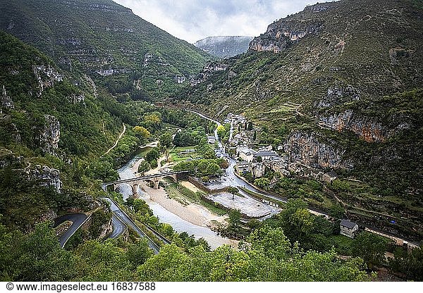 Das Dorf La Malene in den Gorges du Tarn. UNESCO-Welterbe. Regionaler Naturpark Grands Causses. Lozere. Okzitanien. Frankreich.