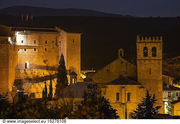 Das Dorf Mora de Rubielos bei Nacht in der Provinz Teruel in Aragonien  Spanien  am 4. August 2020.