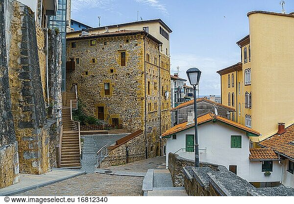 Das Dorf Mutriku im Baskenland Vizcaya in Spanien am 22. Juli 2020: Malerische baskische Architektur.