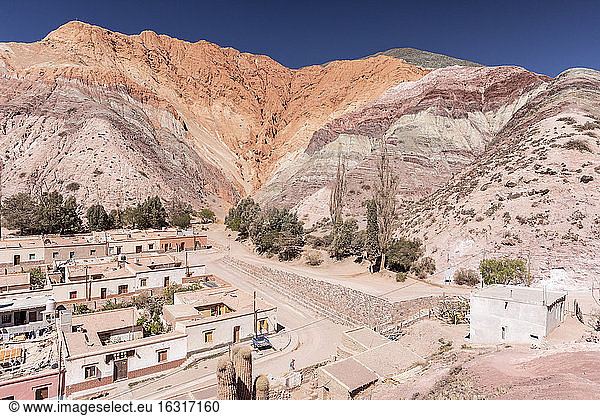 Das Dorf Purmamarca  am Fuße des Seven Colors Hill  Provinz Jujuy im Nordwesten Argentiniens  Südamerika
