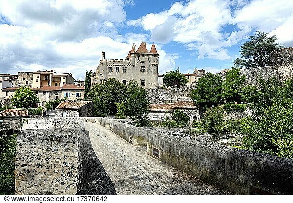 Das Dorf Saint Amant Tallende  die Brücke über den Fluss Monne und das Schloss von Murol in Saint Amant  Departement Puy de Dome  Auvergne-Rhone-Alpes  Frankreich  Europa