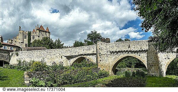 Das Dorf Saint Amant Tallende  die Brücke über den Fluss Monne und das Schloss von Murol in Saint Amant  Departement Puy de Dome  Auvergne-Rhone-Alpes  Frankreich  Europa