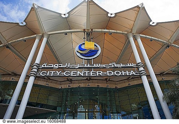 Das Einkaufszentrum Doha City Center in Doha  der Hauptstadt von Katar am Arabischen Golf.