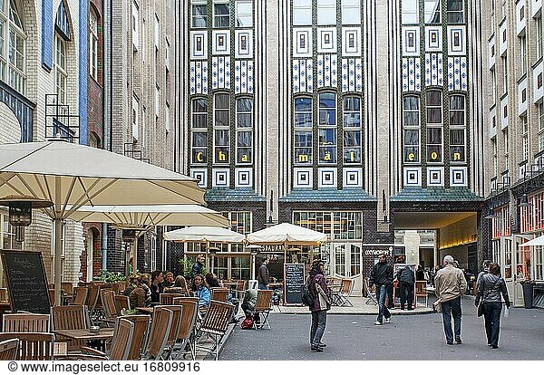 Das Einkaufszentrum Hackesche Höfe ist der erste Hof (HOF 1)  der 1907 in Berlin-Mitte von dem deutschen Künstler August Endel im Jugendstil erbaut wurde.