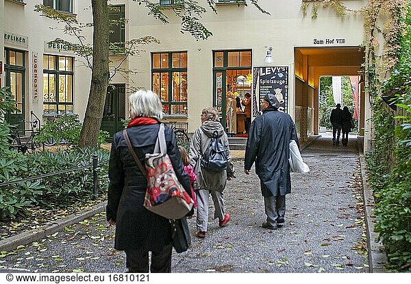 Das Einkaufszentrum Hackesche Höfe ist der erste Hof (HOF 1)  der 1907 in Berlin-Mitte von dem deutschen Künstler August Endel im Jugendstil erbaut wurde.