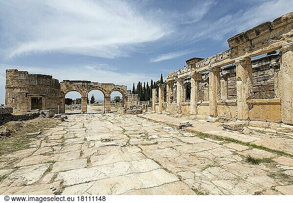 Das Fortinus-Tor und die Fortinus-Allee in Hierapolis  Denizli  Türkei. Hierapolis war eine antike griechisch-römische Stadt in Phrygien