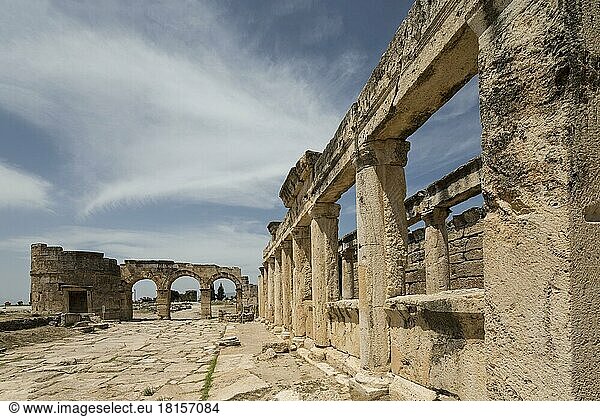 Das Fortinus-Tor und die Fortinus-Allee in Hierapolis  Denizli  Türkei. Hierapolis war eine antike griechisch-römische Stadt in Phrygien