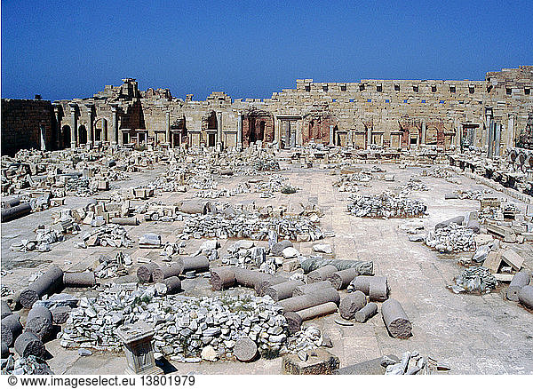 Das Forum des Septimus Severus in Leptis Magna. Severus  der von 192-211 n. Chr. Kaiser war  stammte aus der libyschen Stadt und gab ein umfangreiches Programm zur Verbesserung der städtischen Infrastruktur in Auftrag. Libyen. Römisch. 200 N. CHR. Leptis Magna.