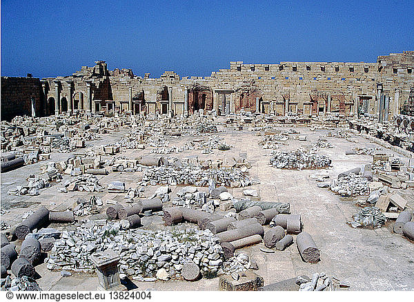 Das Forum des Septimus Severus in Leptis Magna. Severus  der von 192-211 n. Chr. Kaiser war  stammte aus der libyschen Stadt und gab ein umfangreiches Programm zur Verbesserung der städtischen Infrastruktur in Auftrag. Libyen. Römisch. 200 N. CHR. Leptis Magna.