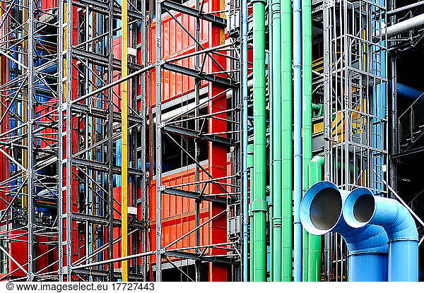 Das Gebäude des Centre Pompidou in Paris  außen blaue und grüne Rohre.