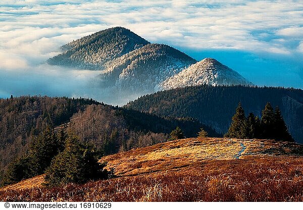 Das Gebirge Mala Fatra ist in niedrige Wolken gehüllt  Slowakei.