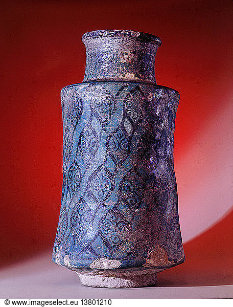 Das Gefäß ist mit stilisierten Papyrusblättern auf blauem Grund verziert. Islamisch. 12. Jahrhundert. Syrien.