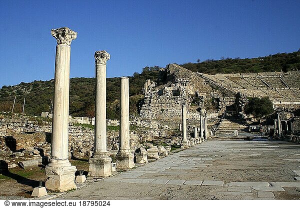 Das historische Ephesus (Efes) mit dem berühmten Theater in der Nähe von Selcuk  Türkei  Asien