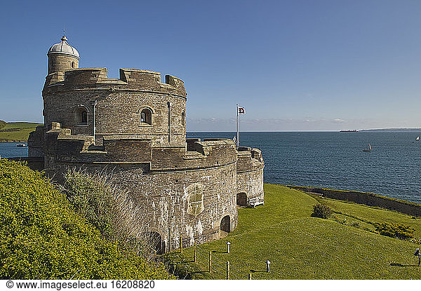 Das historische St. Mawes Castle  erbaut im 16. Jahrhundert zur Verteidigung der Hafeneinfahrt von Falmouth  St. Mawes  Süd-Cornwall  England  Vereinigtes Königreich  Europa