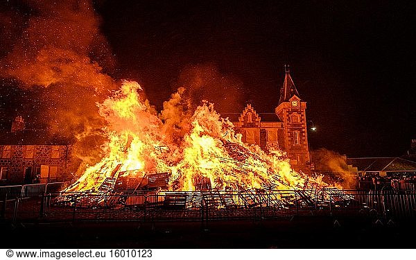Das Hogmanay-Feuer in der Stadt Biggar in South Lanarkshire  Schottland.