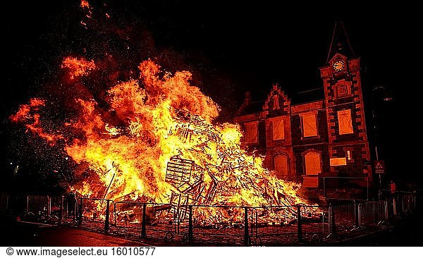 Das Hogmanay-Feuer in der Stadt Biggar in South Lanarkshire  Schottland.