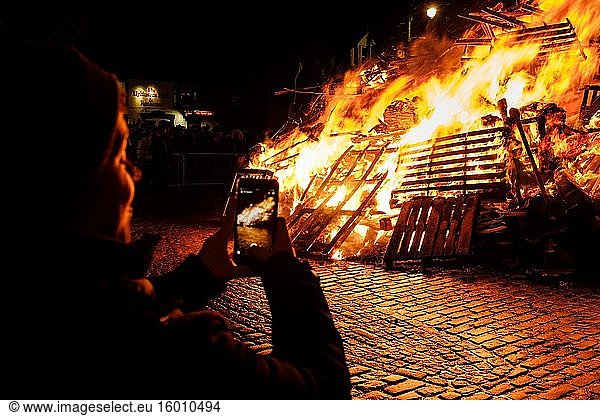 Das Hogmanay-Feuer wird jedes Jahr am 31. Dezember im Zentrum der schottischen Stadt Biggar entzündet  um das neue Jahr zu feiern.