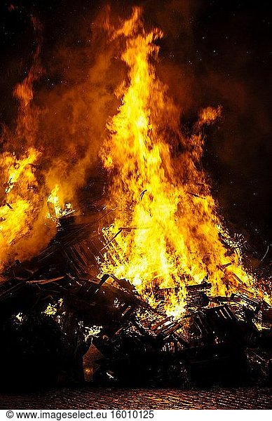 Das Hogmanay-Feuer wird jedes Jahr am 31. Dezember zur Feier des neuen Jahres in der schottischen Stadt Biggar entzündet.