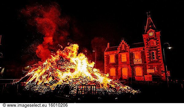 Das Hogmanay-Feuer wird jedes Jahr am 31. Dezember zur Feier des neuen Jahres in der schottischen Stadt Biggar entzündet.