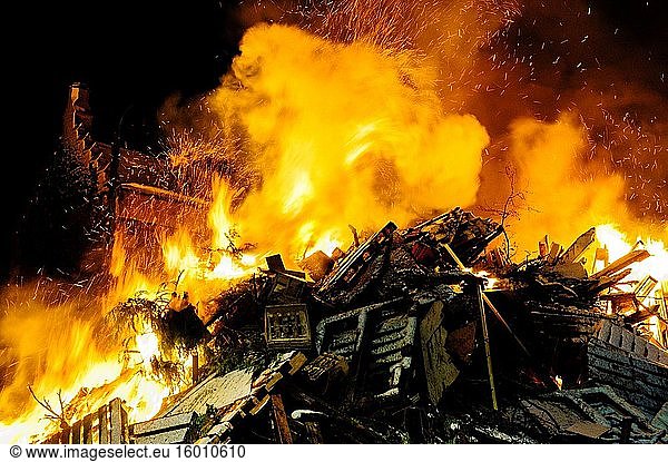 Das Hogmanay-Feuer wird jedes Jahr am 31. Dezember zur Feier des neuen Jahres in der schottischen Stadt Biggar entzündet.