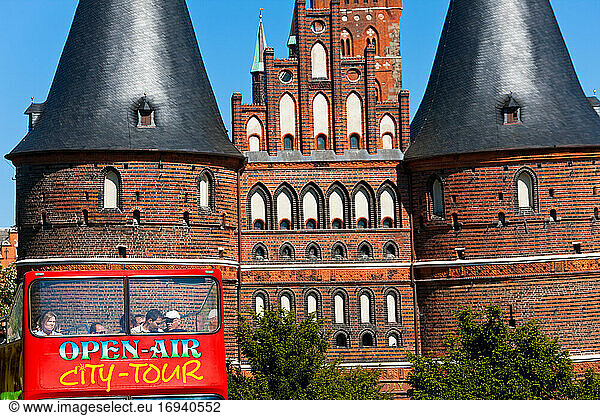 Das Holsteiner Tor & Open-Air-Tourbus in der Hansestadt Lübeck