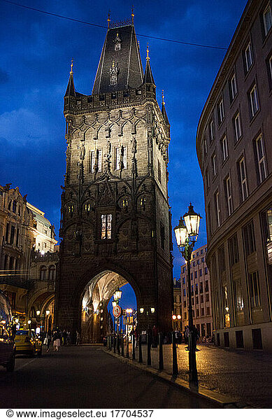 Das in der Dämmerung beleuchtete Pulverturmtor trennt den Platz der Republik und die Altstadt von Prag; Pulverturmtor  Platz der Republik  Prag  Tschechische Republik