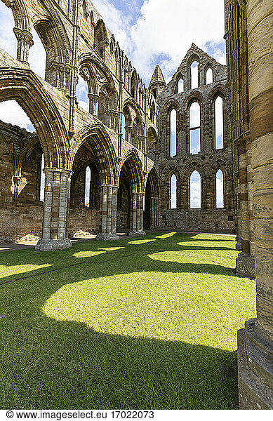 Das Innere der Abtei von Whitby in Yorkshire  UK