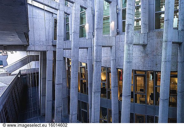 Das Innere des schottischen Parlamentsgebäudes im Holyrood-Viertel von Edinburgh  der Hauptstadt von Schottland  einem Teil des Vereinigten Königreichs.