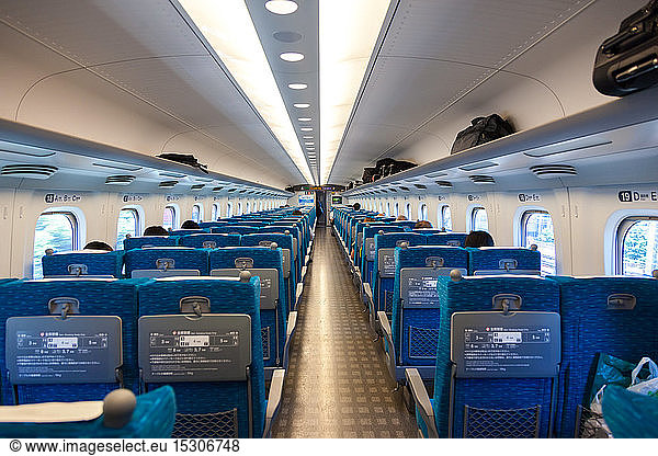 Das Innere eines Waggons eines Shinkansen-Kugelzuges auf der Fahrt von Tokio nach Hiroshima  Japan.