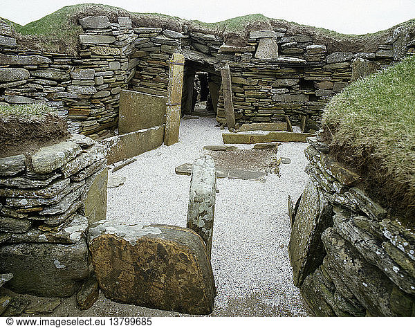 Das Innere von Haus 1  Blick auf die Feuerstelle und die Betten  Häuser wie dieses waren quadratisch oder geradlinig  Einraumhäuser mit zentraler Feuerstelle und flankierenden  in die Wände eingebauten Bettnischen. GROSSBRITANNIEN. Neolithikum. 3100-2450 V. CHR. Skara Brae  Orkney-Inseln.
