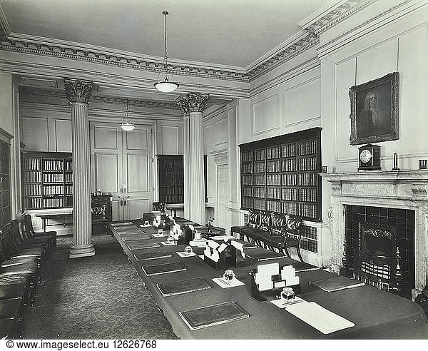 Das Kabinettszimmer in der Downing Street Nr. 10  London  1927. Künstler: Unbekannt.