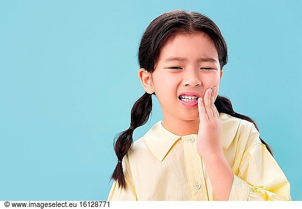 Das kleine Mädchen hat Zahnschmerzen
