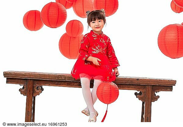 Das kleine Mädchen mit einer roten Laterne zum Neujahrsfest
